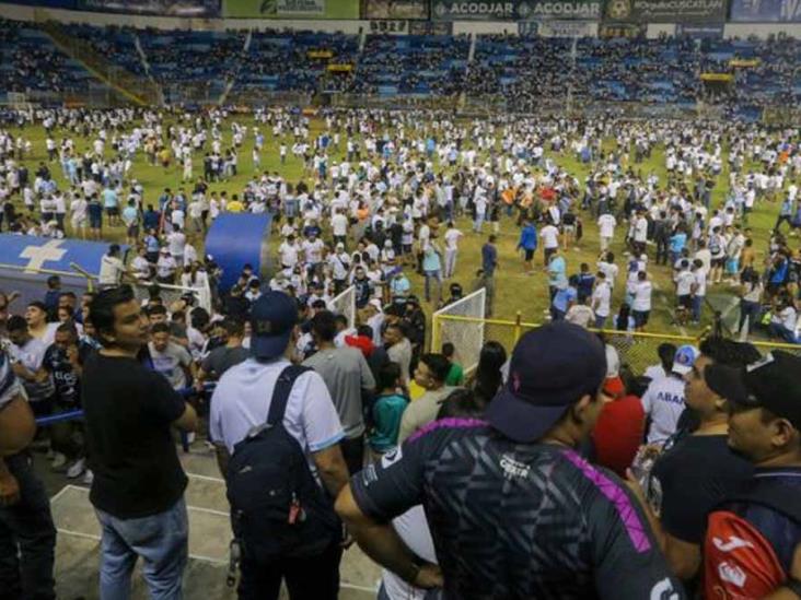 Tragedia en el futbol: estampida humana deja 12 muertos Tragedia en el futbol: estampida humana deja 12 muertos