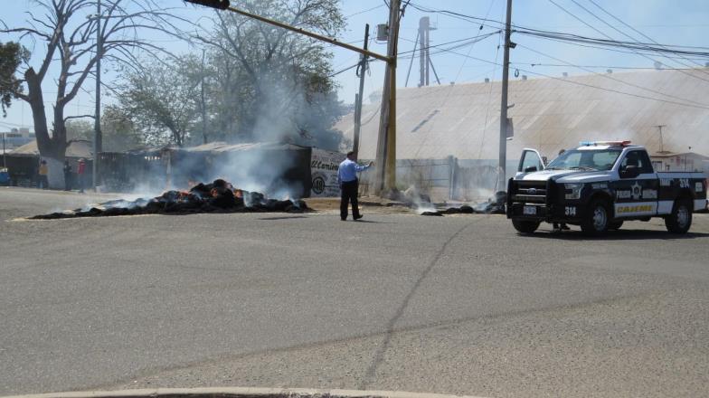 Arrasa fuego con cargamento de pacas de gavilla en Cajeme tras rozar cables de alta tensión