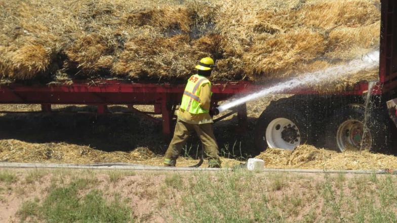 Arrasa fuego con cargamento de pacas de gavilla en Cajeme tras rozar cables de alta tensión