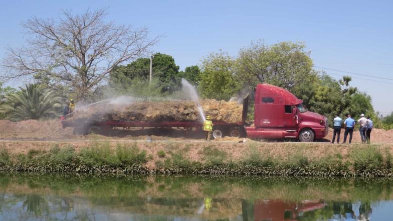 Arrasa fuego con cargamento de pacas de gavilla en Cajeme tras rozar cables de alta tensión