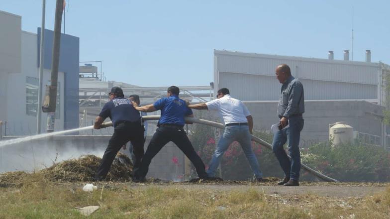 Arrasa fuego con cargamento de pacas de gavilla en Cajeme tras rozar cables de alta tensión