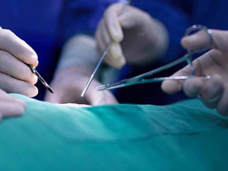 Cirujano pide ayuda a trabajador de limpieza en operación y lo despiden Cirujano pide ayuda a trabajador de limpieza en operación y lo despiden
