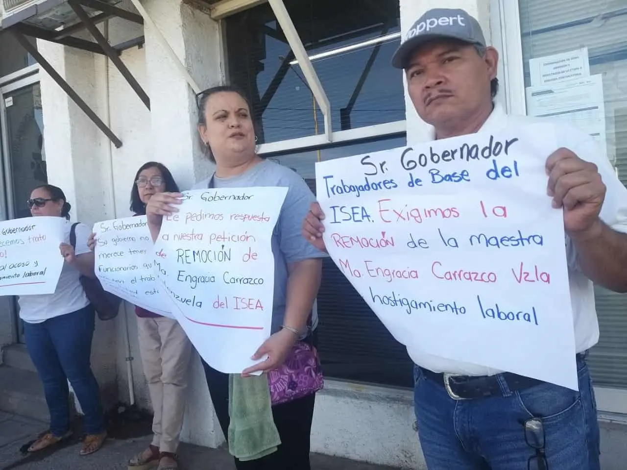 Se manifiestan trabajadores de ISEA en Cajeme. Denuncian falta de insumos y mala actitud de la directora