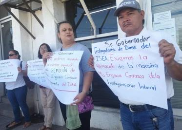 Se manifiestan trabajadores de ISEA en Cajeme. Denuncian falta de insumos y mala actitud de la directora Se manifiestan trabajadores de ISEA en Cajeme. Denuncian falta de insumos y mala actitud de la directora