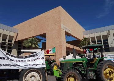 Productores agrícolas que se manifiestan por fuera de la Sader en Cajeme, hoy deciden posible toma del Aeropuerto, Pemex o el SAT Productores agrícolas que se manifiestan por fuera de la Sader en Cajeme, hoy deciden posible toma del Aeropuerto, Pemex o el SAT