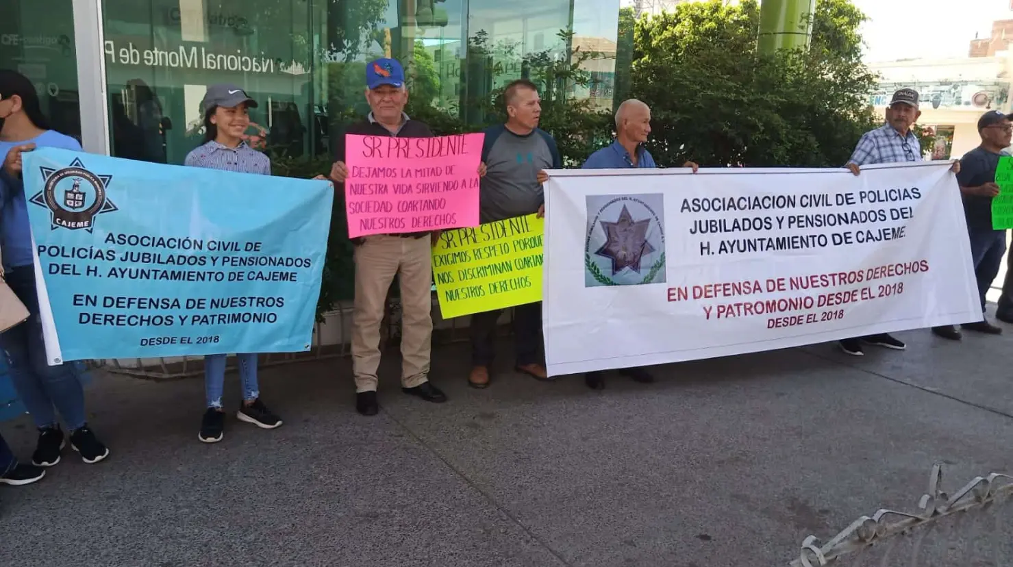 Se manifiestan policías jubilados y pensionados frente a Palacio Municipal en Cajeme