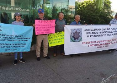 Se manifiestan policías jubilados y pensionados frente a Palacio Municipal en Cajeme Se manifiestan policías jubilados y pensionados frente a Palacio Municipal en Cajeme