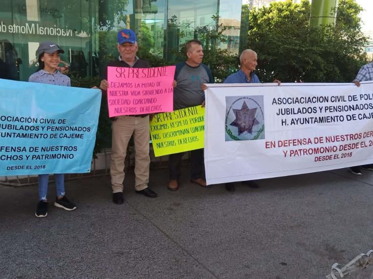 Se manifiestan policías jubilados y pensionados frente a Palacio Municipal en Cajeme Se manifiestan policías jubilados y pensionados frente a Palacio Municipal en Cajeme
