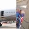 VIDEO | Pasajero abre puerta del avión en pleno vuelo