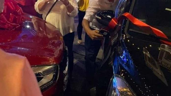 VIDEO | Maestros ganan autos en rifa y minutos después los chocan VIDEO | Maestros ganan autos en rifa y minutos después los chocan