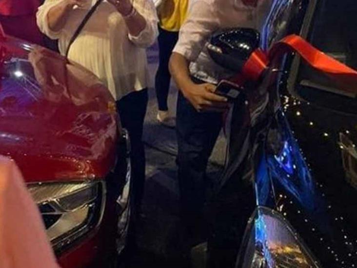 VIDEO | Maestros ganan autos en rifa y minutos después los chocan VIDEO | Maestros ganan autos en rifa y minutos después los chocan