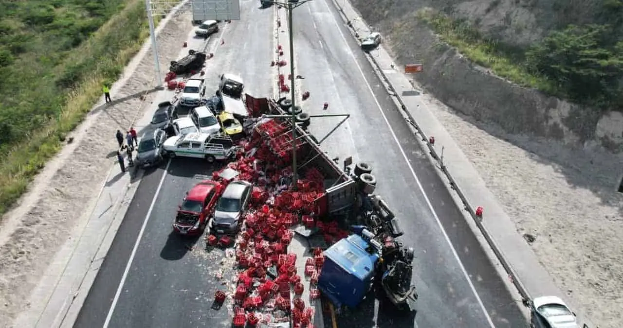 VIDEO | Camión de carga se queda sin frenos y ocasiona trágico accidente