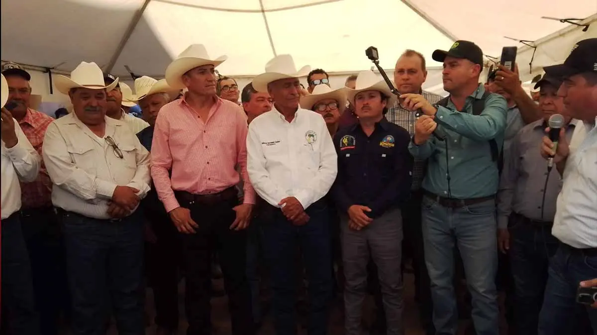 Productores foráneos proponen endurecer acciones para mejorar precio del trigo y maíz; se mantiene el plantón por fuera de Sader