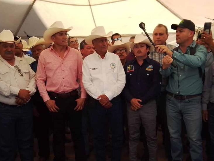 Productores foráneos proponen endurecer acciones para mejorar precio del trigo y maíz; se mantiene el plantón por fuera de Sader Productores foráneos proponen endurecer acciones para mejorar precio del trigo y maíz; se mantiene el plantón por fuera de Sader
