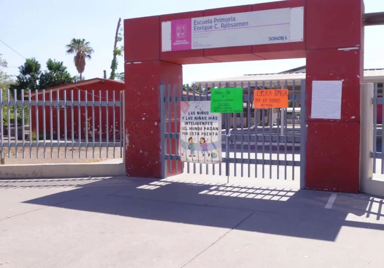 Estudiantes de la primaria Enrique Rebsamen en Cajeme se quedan sin clases; padres de familia cierran escuela