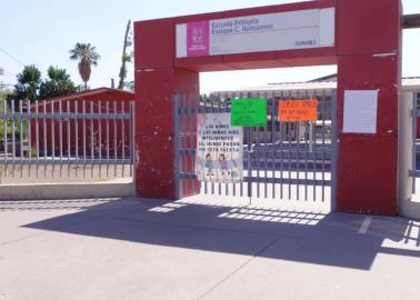 Estudiantes de la primaria Enrique Rebsamen en Cajeme se quedan sin clases; padres de familia cierran escuela
