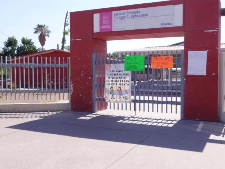 Estudiantes de la primaria Enrique Rebsamen en Cajeme se quedan sin clases; padres de familia cierran escuela Estudiantes de la primaria Enrique Rebsamen en Cajeme se quedan sin clases; padres de familia cierran escuela