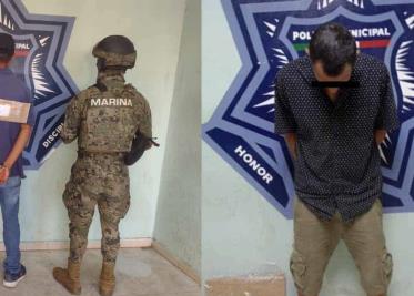 Agarran a dos hombres armados con cuchillos Agarran a dos hombres armados con cuchillos