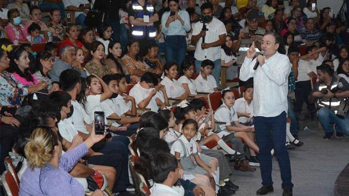 Alfonso Durazo entrega becas de Oportunidades a estudiantes de nivel básico Alfonso Durazo entrega becas de Oportunidades a estudiantes de nivel básico