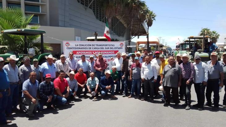 VIDEO | Respaldan transportistas y aerofumigadores del sur de Sonora a productores en plantón frente a Sader