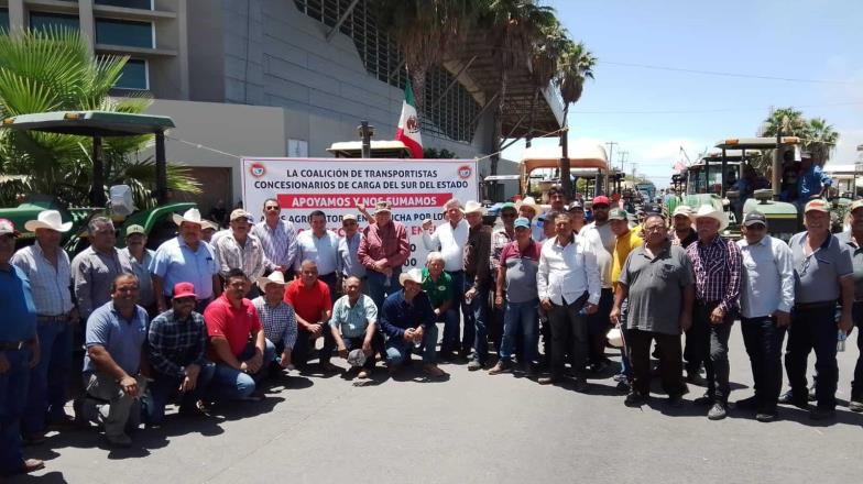 VIDEO | Respaldan transportistas y aerofumigadores del sur de Sonora a productores en plantón frente a Sader