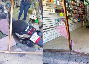 Motociclista se estrella contra negocio