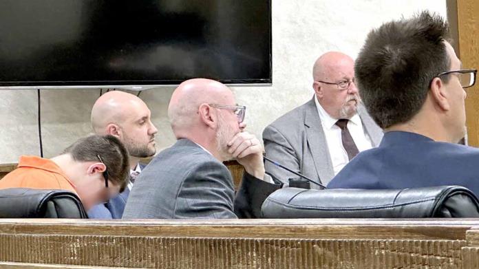 Tiene 16 años y pasará 80 en la cárcel por asesinar a su mamá y a su hermana Tiene 16 años y pasará 80 en la cárcel por asesinar a su mamá y a su hermana
