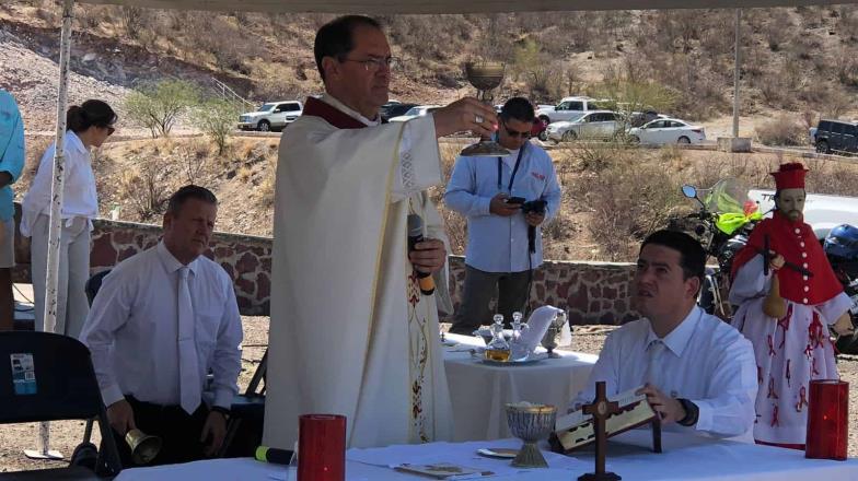 Rezan para que llueva este verano; realizan misa en el Mirador de la presa Oviáchic en Cajeme