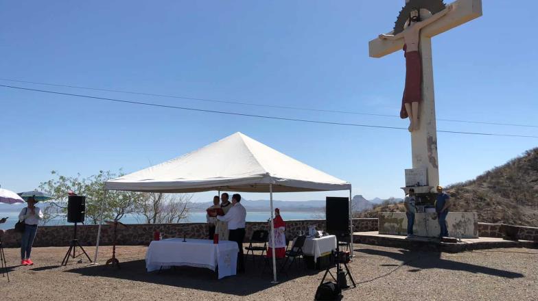 Rezan para que llueva este verano; realizan misa en el Mirador de la presa Oviáchic en Cajeme