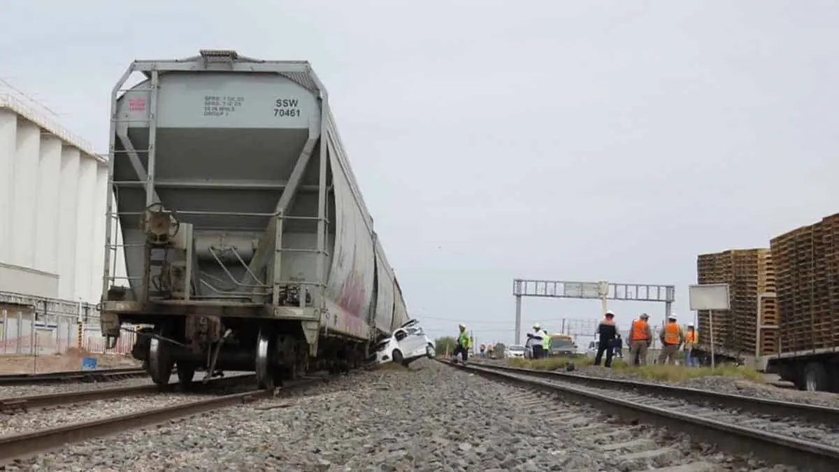 Auto compacto choca con furgón en la salida sur de Ciudad Obregón