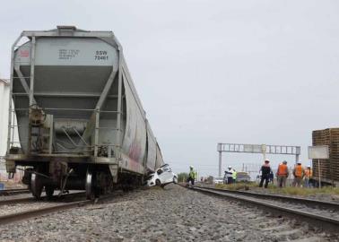 Auto compacto choca con furgón en la salida sur de Ciudad Obregón