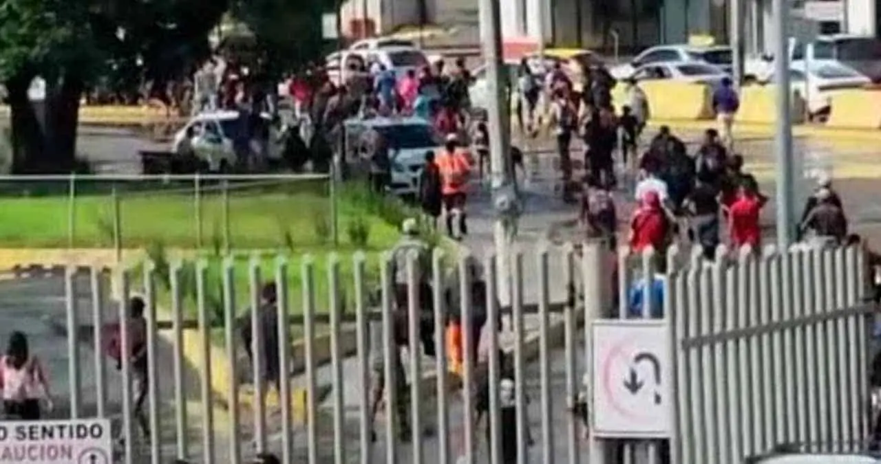 VIDEO | Migrantes ingresan a la fuerza a EU por puente internacional