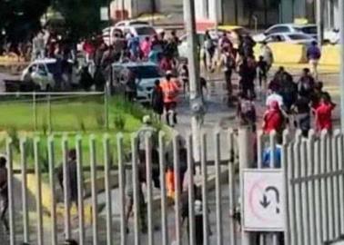 VIDEO | Migrantes ingresan a la fuerza a EU por puente internacional