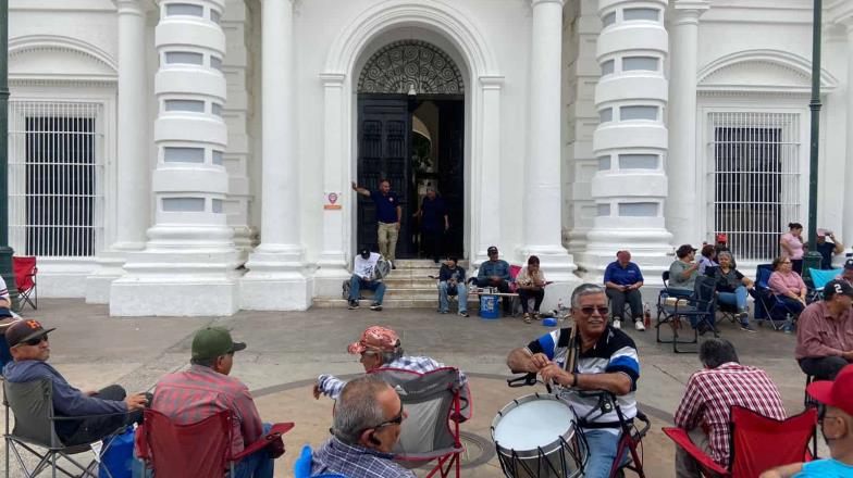 Mineros de Cananea se manifiestan frente a Palacio de Gobierno en Hermosillo; exigen intervención de la Secretaría del Trabajo