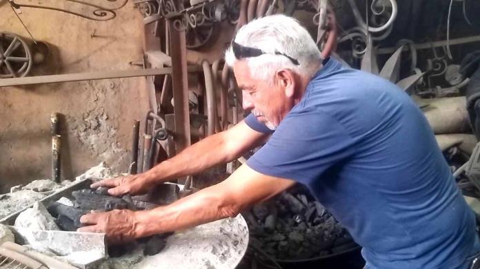 El Viejo Herrero Forja El Detalle En La Herrería Foto de archivo - Imagen  de herrero, resplandeciente: 103687600