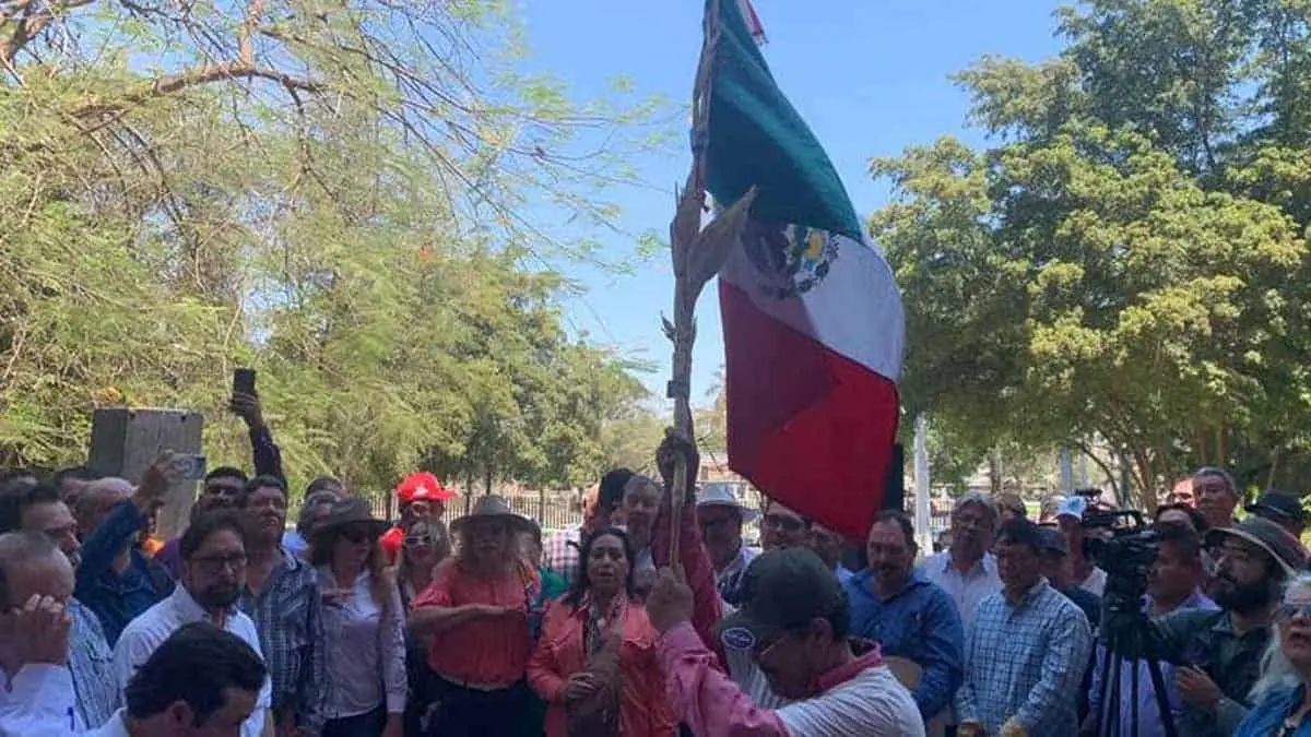VIDEO | Productores de Culiacán bloquean acceso al Aeropuerto Internacional