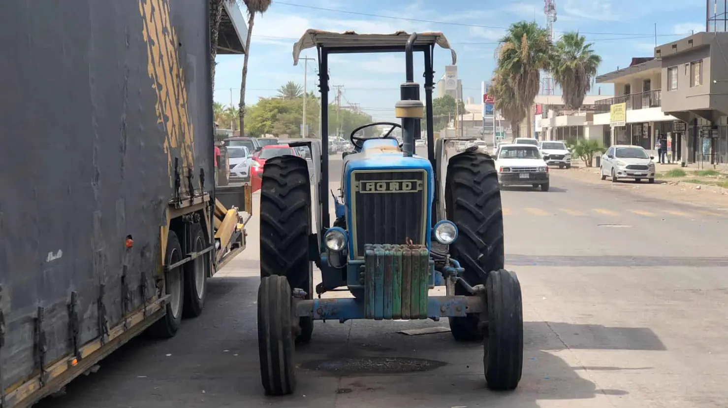 Agricultor deja tractor en plena calle; genera caos en Ciudad Obregón