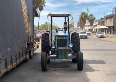 Agricultor deja tractor en plena calle; genera caos en Ciudad Obregón