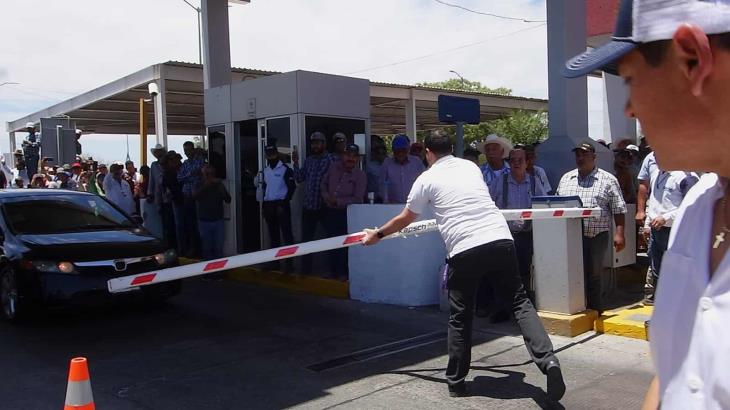 Agricultores llegan a Fundición; obstruyen con trailer carretera federal México 15