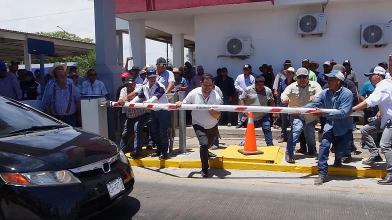 Agricultores llegan a Fundición; obstruyen con trailer carretera federal México 15