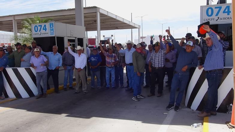 Agricultores llegan a Fundición; obstruyen con trailer carretera federal México 15