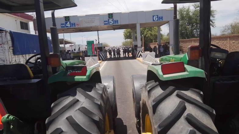 Agricultores llegan a Fundición; obstruyen con trailer carretera federal México 15