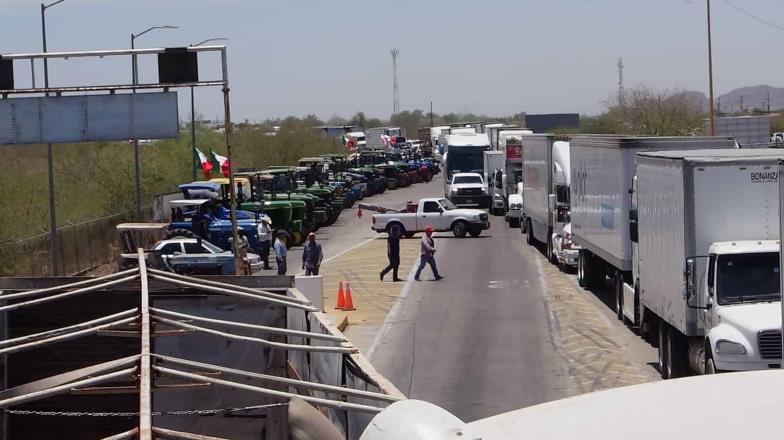 Agricultores llegan a Fundición; obstruyen con trailer carretera federal México 15