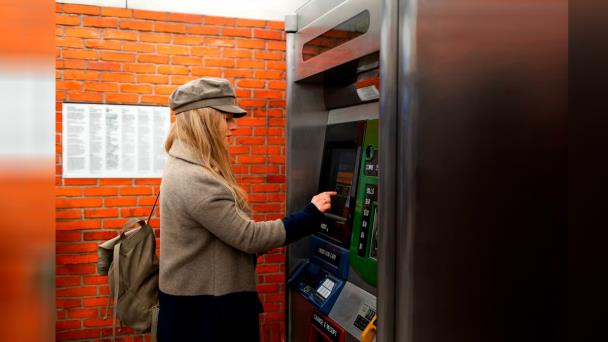 Jak zabezpieczyć hasło do karty bankowej w bankomacie, aby nie zostało skopiowane?