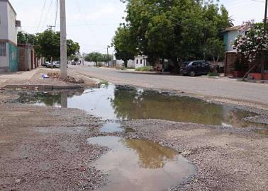 Vecinos de la Ladrillera viven a oscuras y entre drenajes colapsados, en Ciudad Obregón