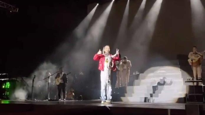 VIDEO | Christian Nodal se comunica con fans sordos en lengua de señas durante concierto VIDEO | Christian Nodal se comunica con fans sordos en lengua de señas durante concierto