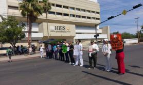 Sonora. Trabajadores de la salud bloquean avenida; solicitan mejoras laborales