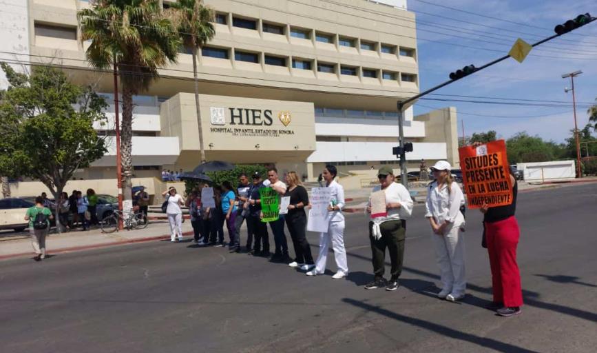 Sonora. Trabajadores de la salud bloquean avenida; solicitan mejoras laborales