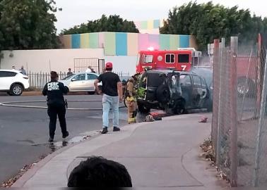 Arde vehículo frente al Discóbolo de la Laguna del Náinari en Cajeme