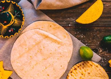 Cofece multa a dos supermercados por alterar precio de tortillas